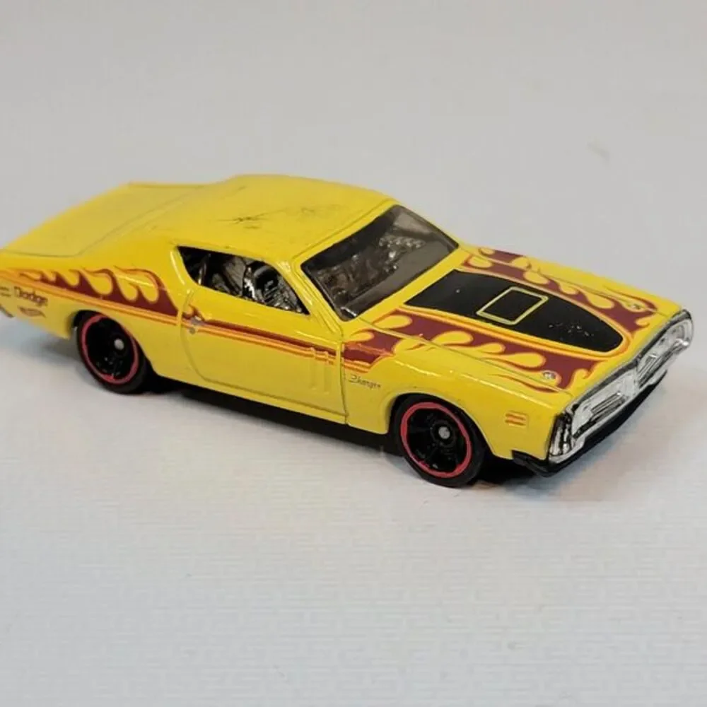 Hot Wheels ‘08 Dodge Challenger SRT8 White / '71 Dodge Charger Red‎ Lines Yellow